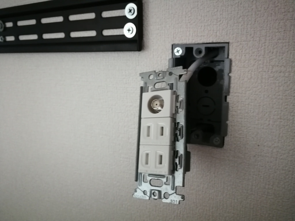 DIYで壁掛けテレビ用コンセントを増設してアンテナジャックを移設する配線工事の方法 | nohmiso.com