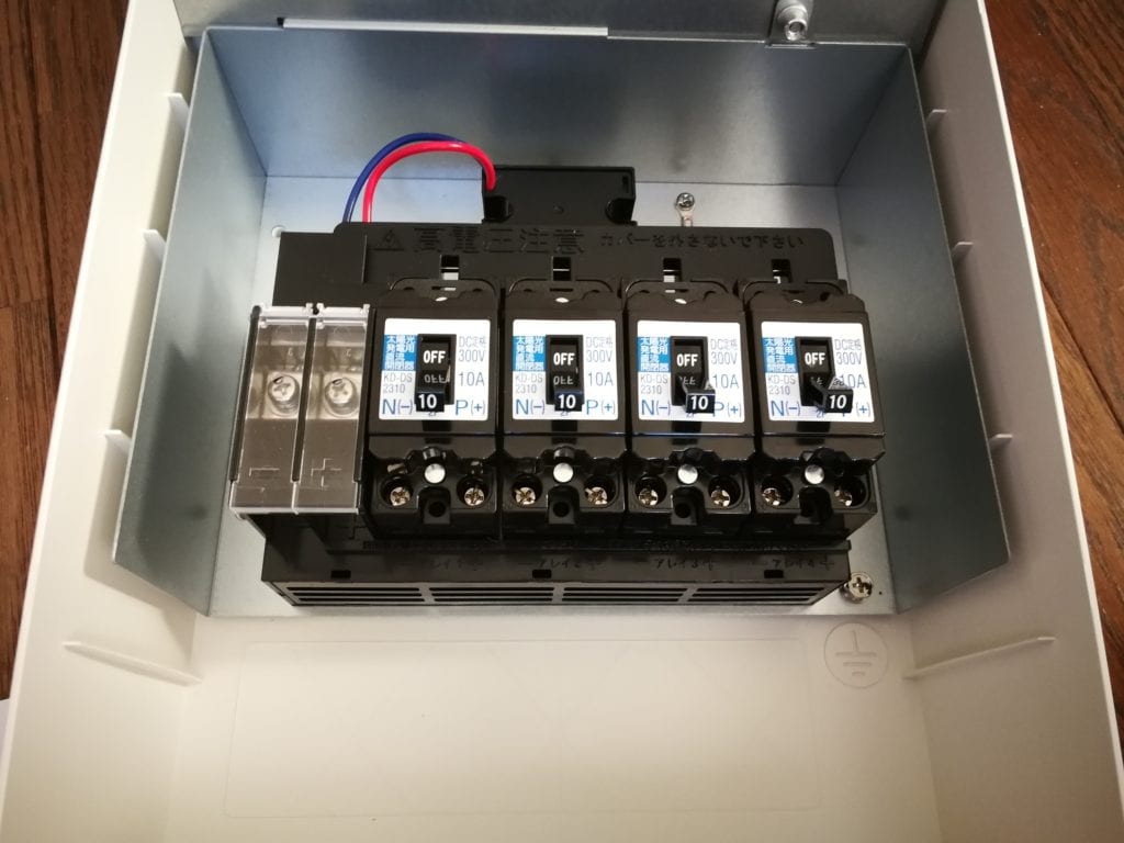 接続箱の設置のDIY。パワーコンディショナーと太陽光パネルを接続 