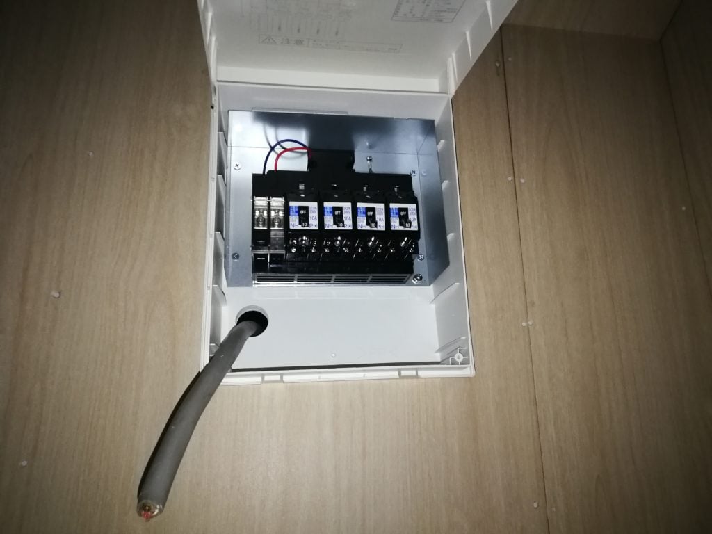 接続箱とパワーコンディショナーの接続