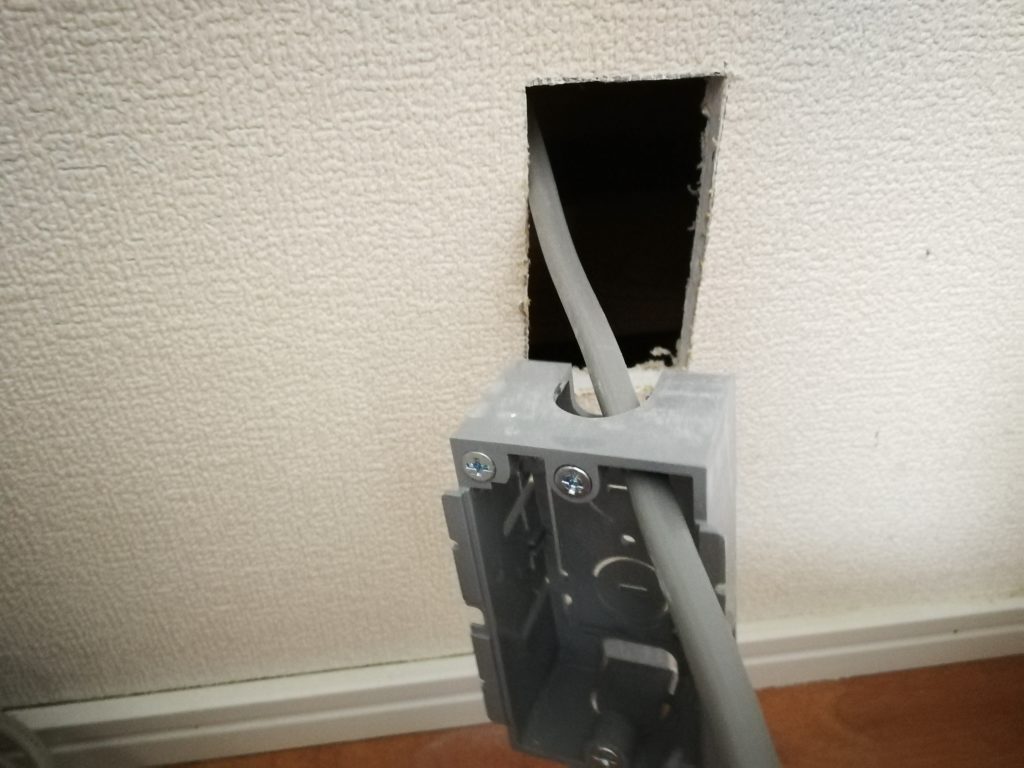 DIYで壁にコンセントを増設しよう。分電盤からの配線方法とは? | nohmiso.com