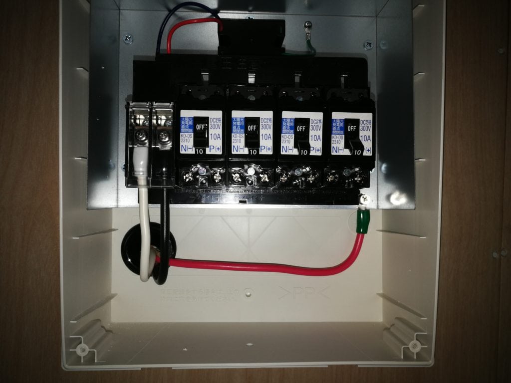 接続箱の設置のDIY。パワーコンディショナーと太陽光パネルを接続 