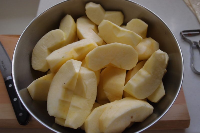 タルトタタン　リンゴを切る